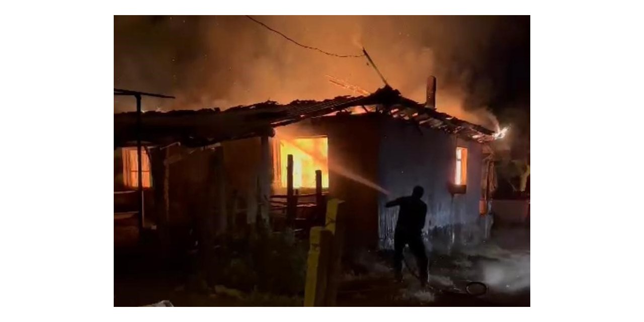 Yanan evden anne ve çocukları son anda kurtarıldı