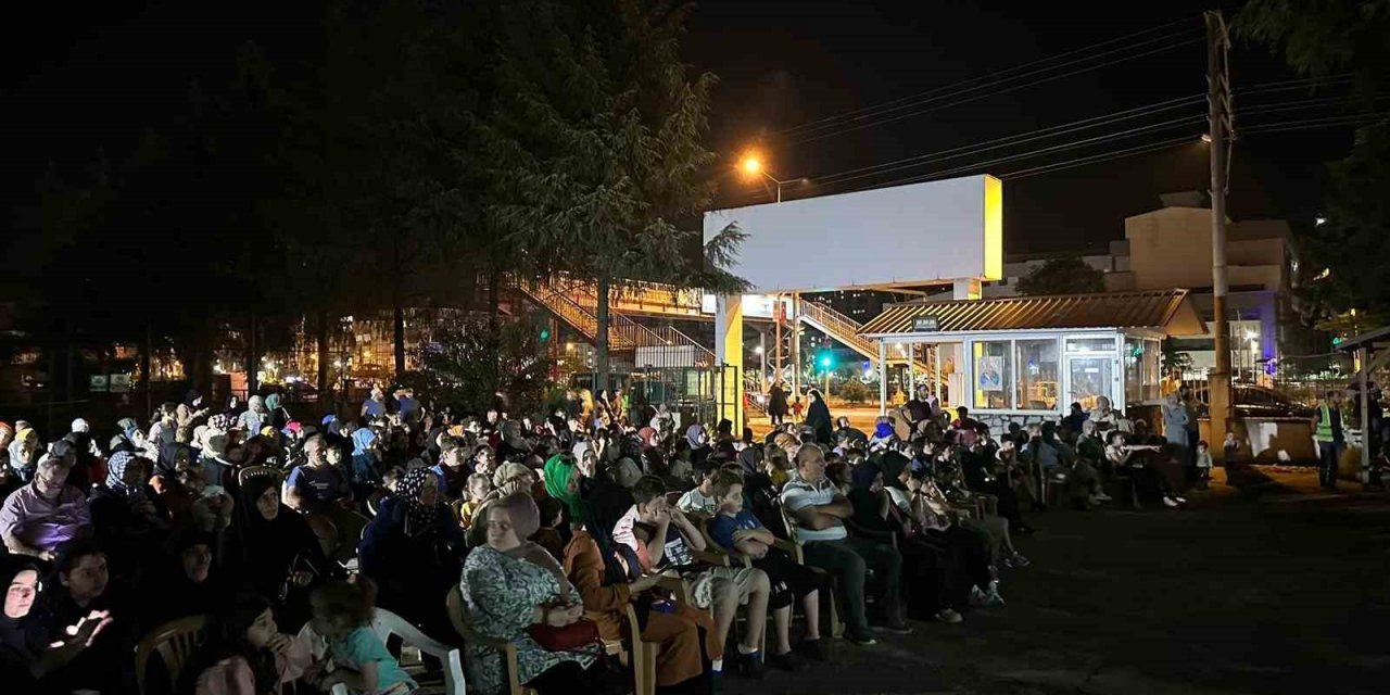 Of’ta gezen sinema tırı ile açık havada sinema keyfi