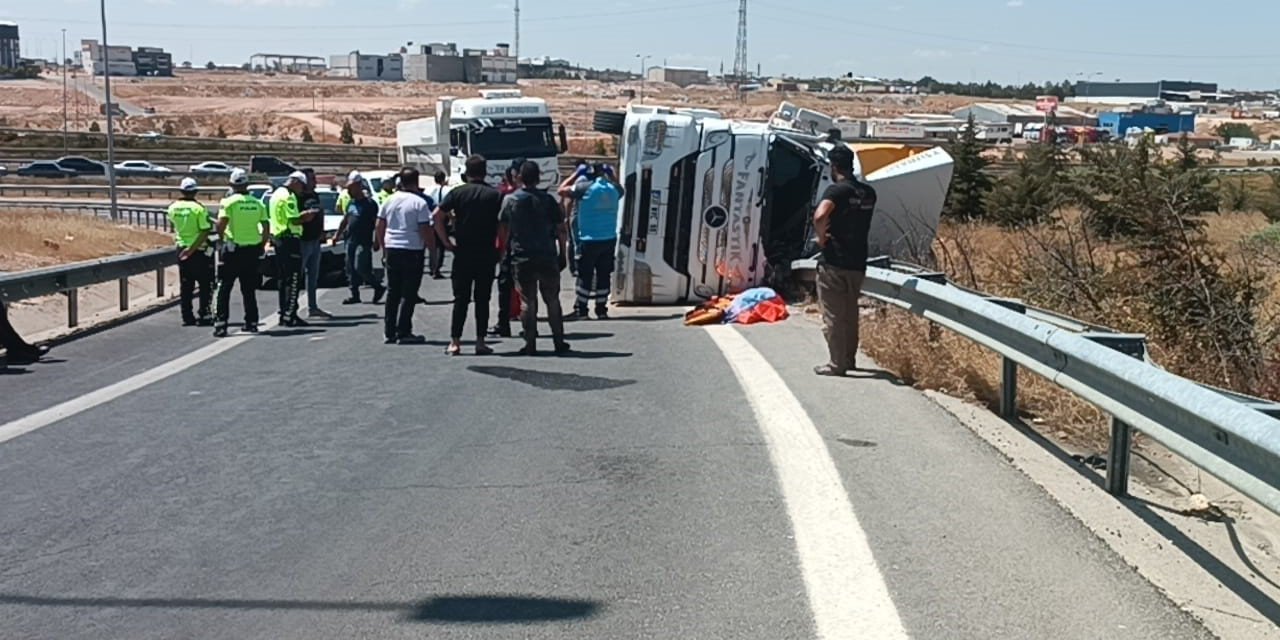 Devrilen kamyonun sürücüsü öldü, yakınlarının feryadı yürek dağladı