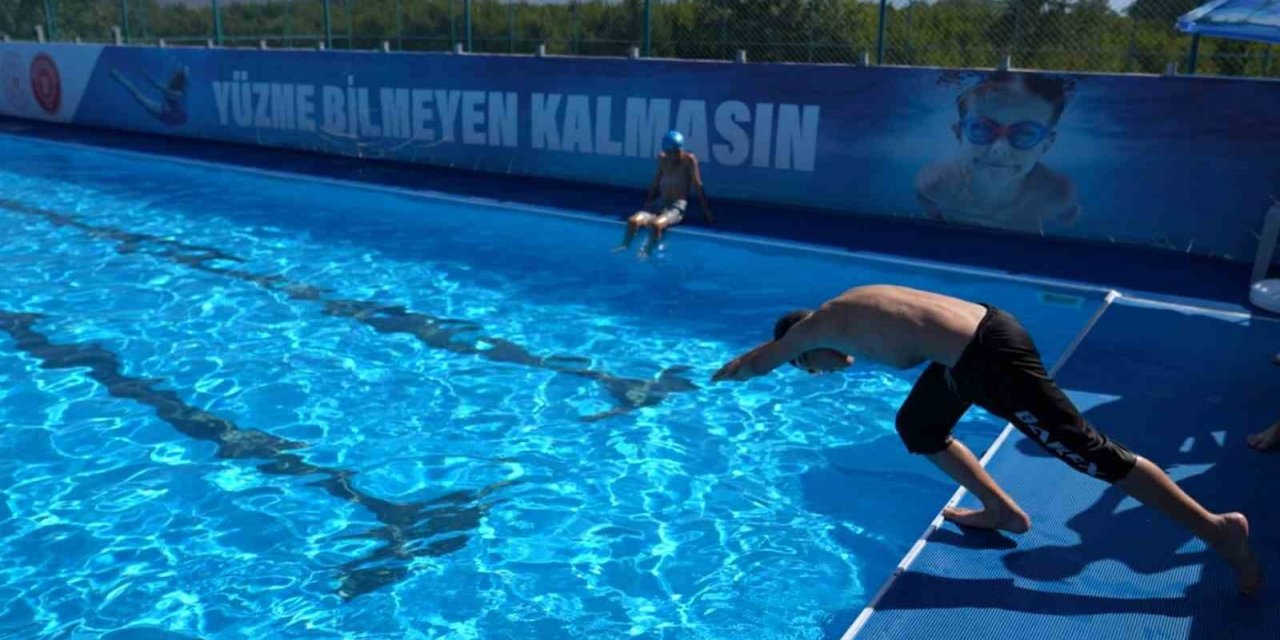 Gürsu’da çocuklar yüzme öğreniyor