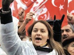 MHP'liler kadınların peşine düştü!