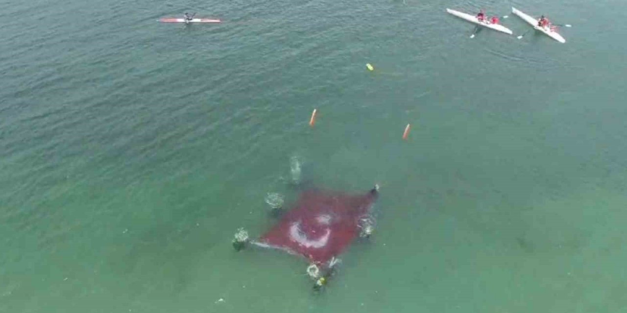 Van Gölü derinliklerinde Zafer Bayramı kutlaması