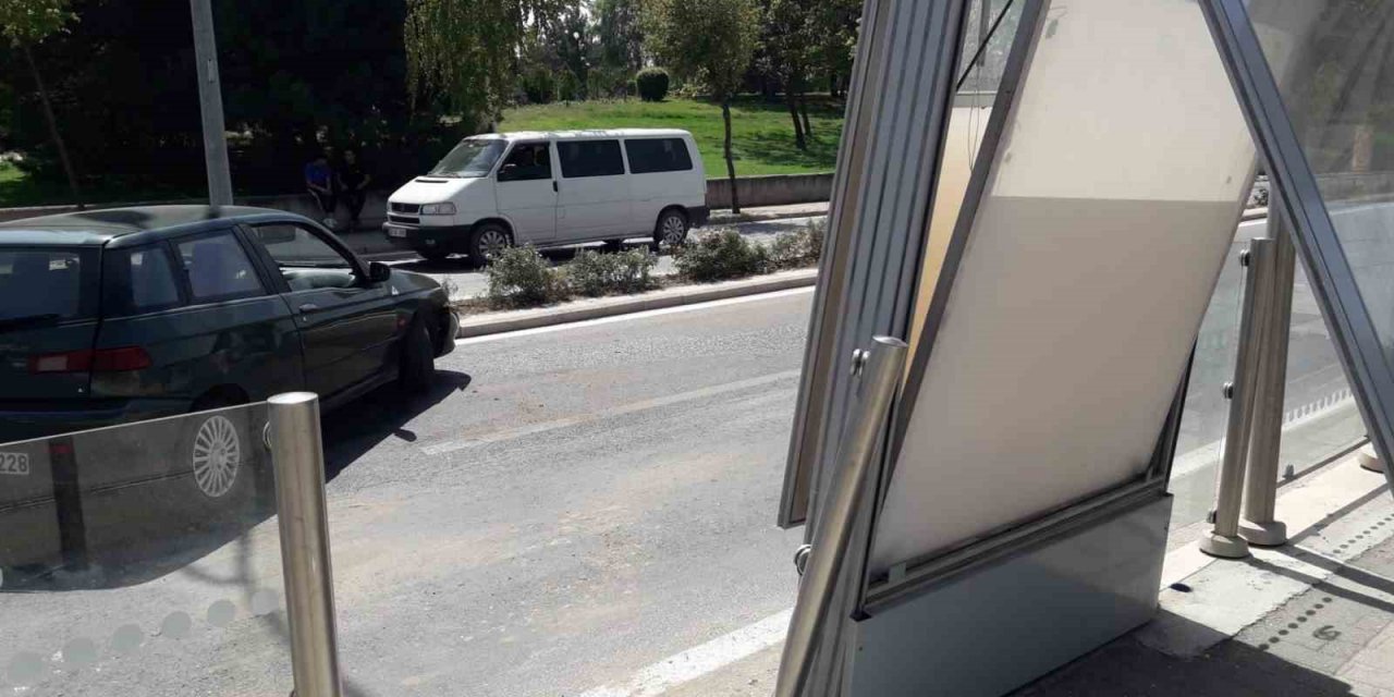 Savrulan araç tramvay durağına çarptı