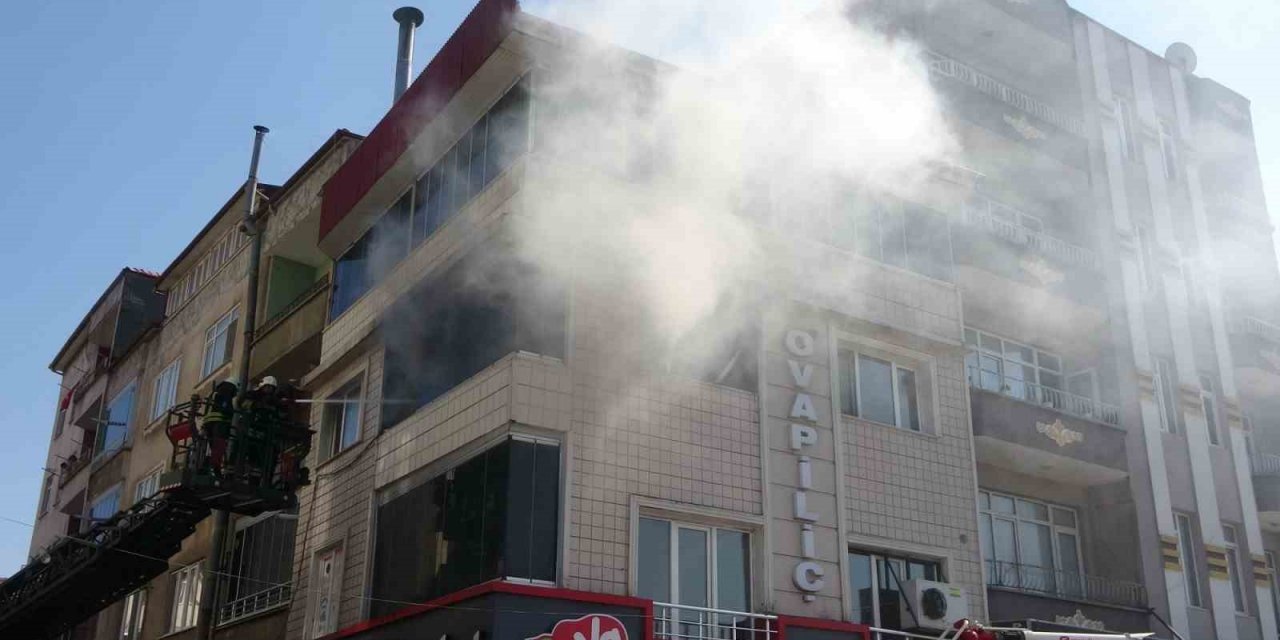 Bafra’da ofis yangını korkuttu