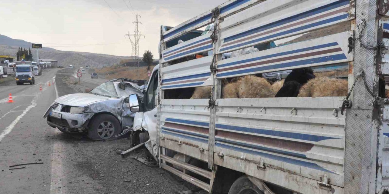 Kaza yapan sürücüyü kurtarmaya çalışırken ezilmekten son anda kurtuldular
