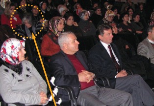 Leyla Erdal arka sıralarda!