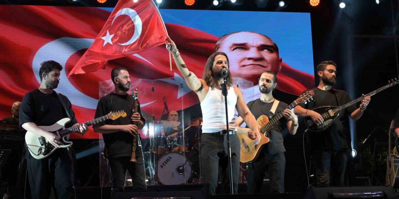 Isparta Belediyesinin Zafer Bayramı konserinde Koray Avcı sahne aldı