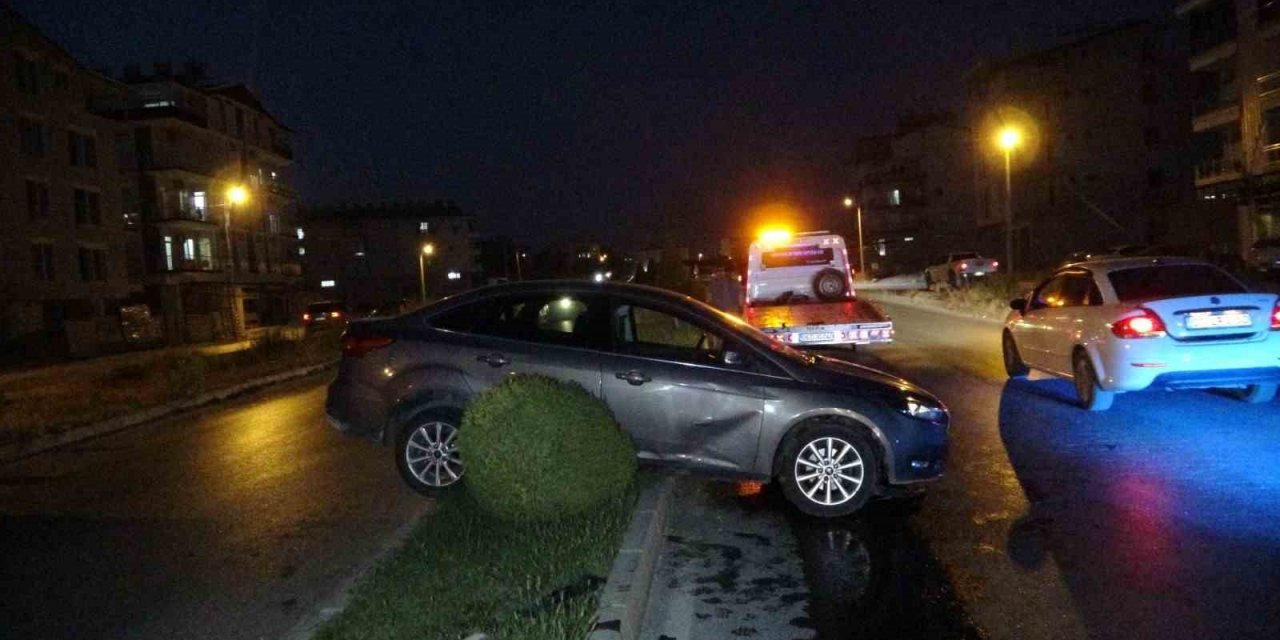 Virajı alamayan otomobil refüje çıkarak durabildi