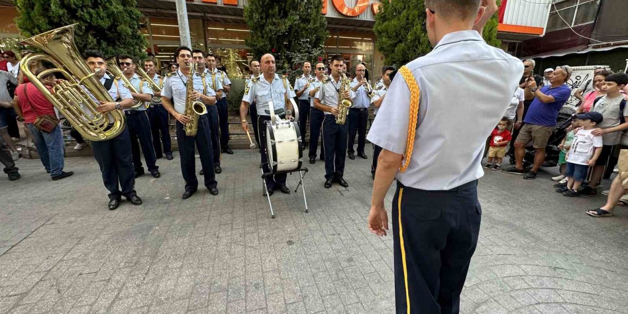 Askeri Bando Takımı’ndan ‘Zafer’ konseri