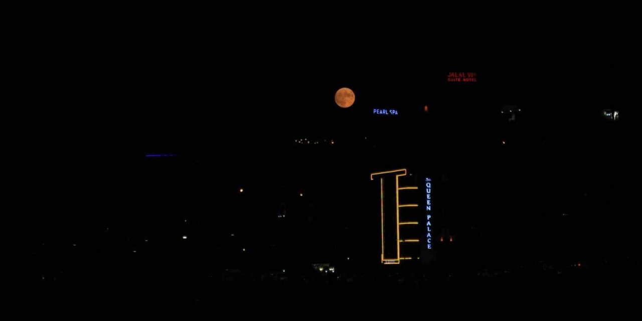 Mavi ay Trabzon’da kendini önce kızıl gösterdi