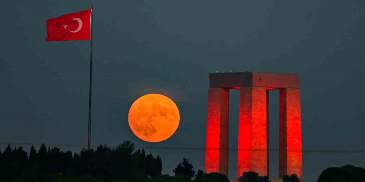 ‘Süper Mavi Ay’ Şehitler Abidesi’yle görsel şölen oluşturdu