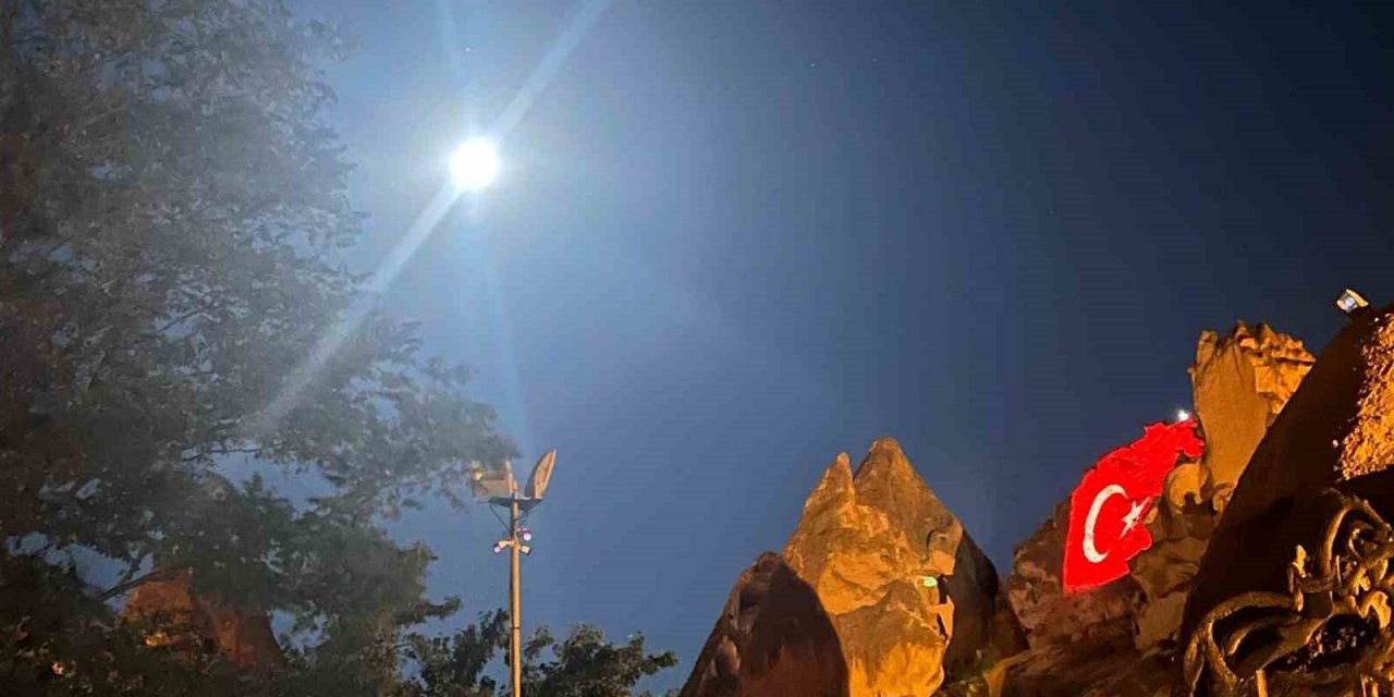 "Mavi Ay" Peribacasına yansıtılan Türk bayrağı ile görüntülendi