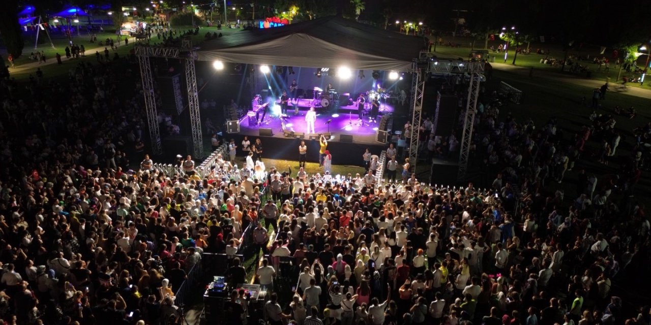 Binlerce kişi Fettah Can’ın şarkılarıyla zafer coşkusu yaşadı