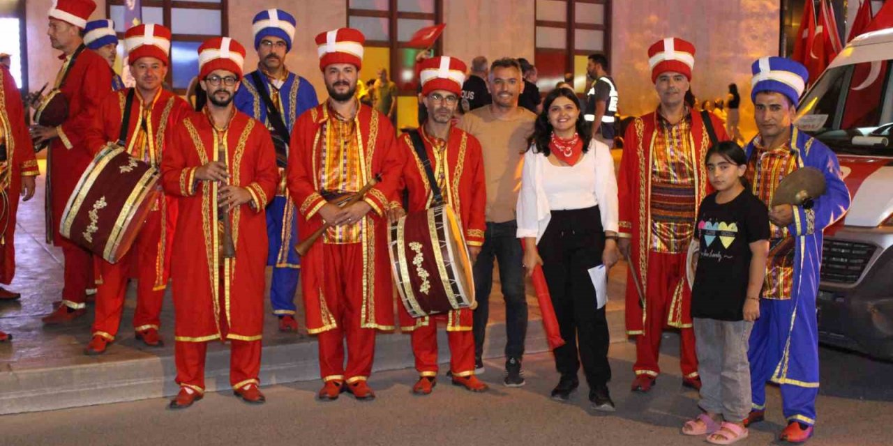 Uşak’ta Zafer Bayramı coşkusu fener alayı ile sürdü