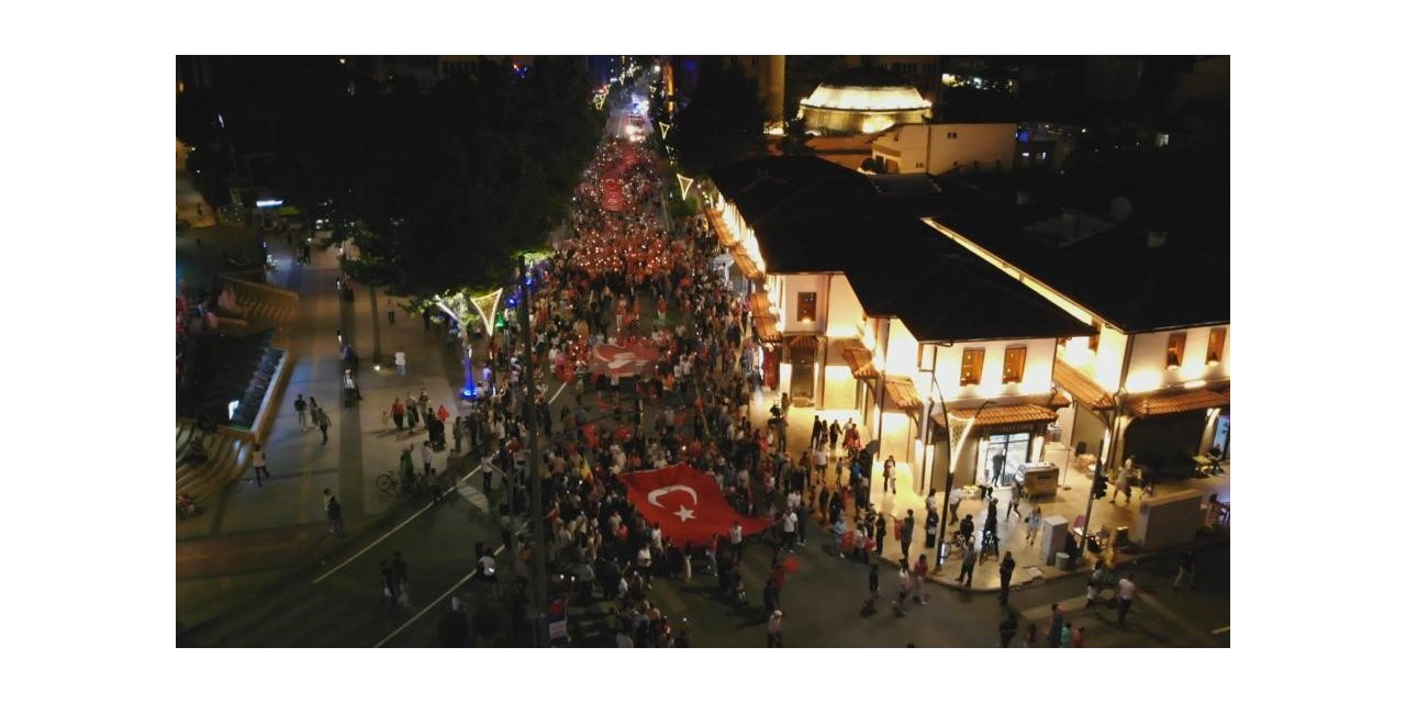 Isparta’da Zafer Bayramı coşkusu fener alayı ile devam etti