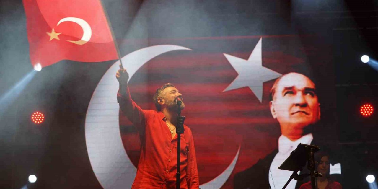 Resul Dindar, binlerce kişinin seslendirdiği o türküyü hayranlıkla dinledi