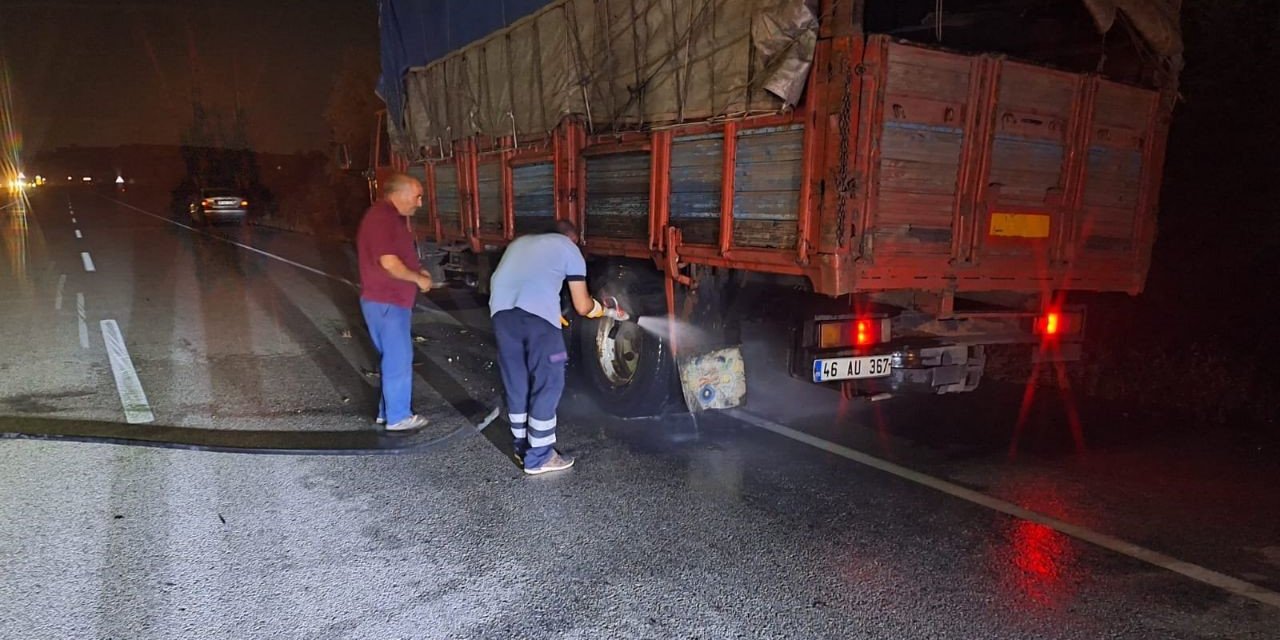 Seyir halindeki kamyonun lastikleri alev aldı
