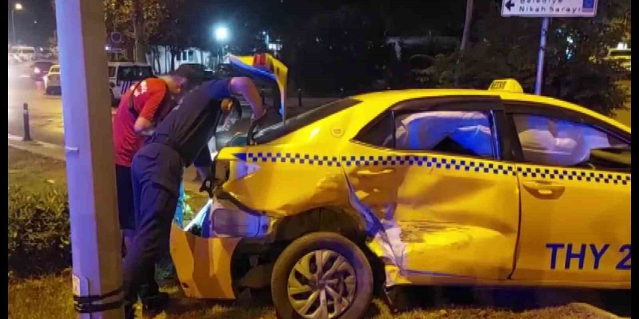 Üsküdar’da dolmuş ile taksi çarpıştı: 3 yaralı