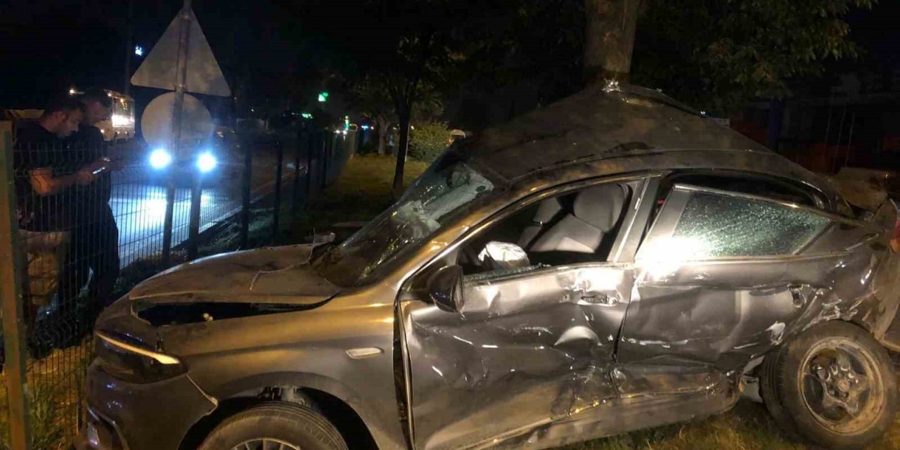 Kağıt gibi ezilen araçtan sağ çıktılar