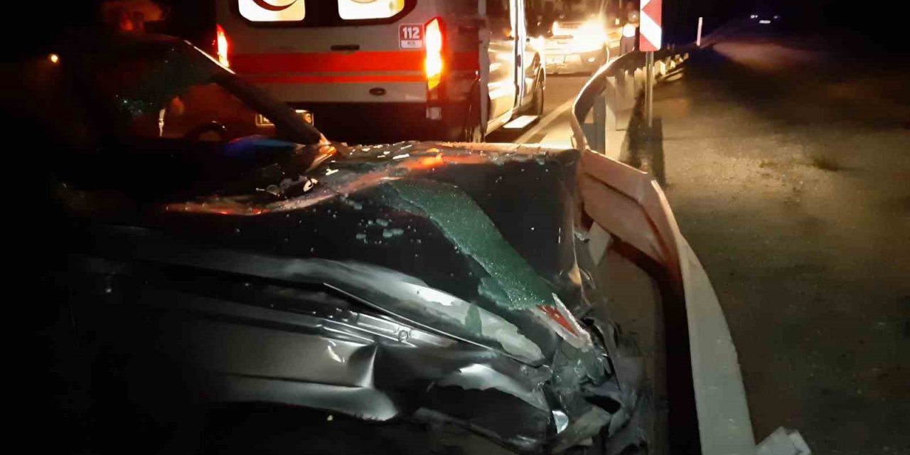 Kaza yaptı, ardından bariyerlere savruldu: 2 yaralı