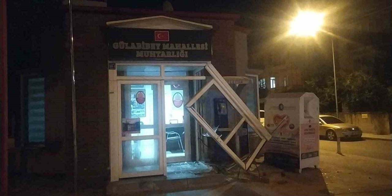 Kontrolden çıkan otomobil muhtarlık binasına çarptı