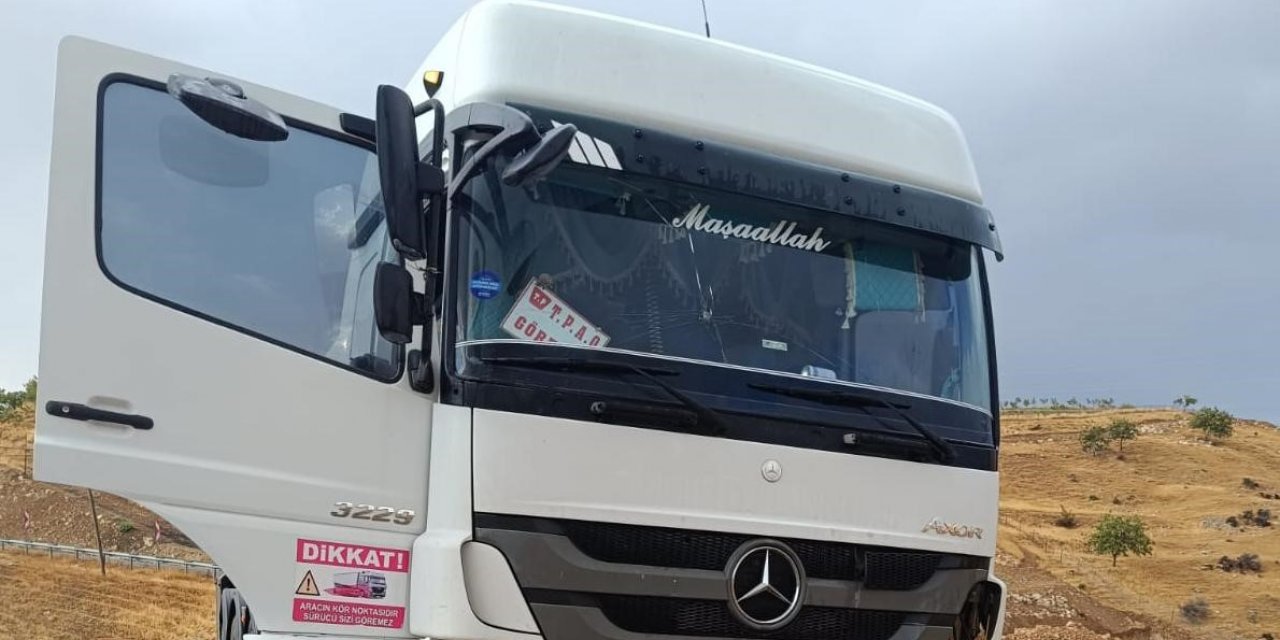 Siirt’te virajı alamayan tır şarampolde mahsur kaldı