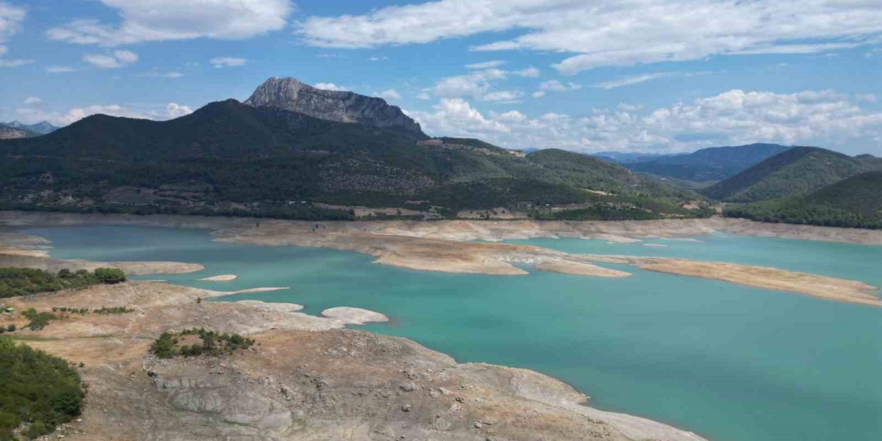 Kuraklığın vurduğu Kozan Barajı havadan görüntülendi