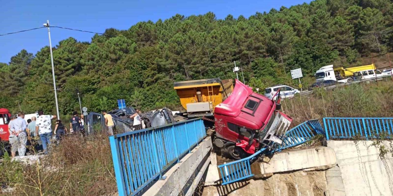 Beykoz’da hafriyat kamyonu ile otomobil çarpıştı