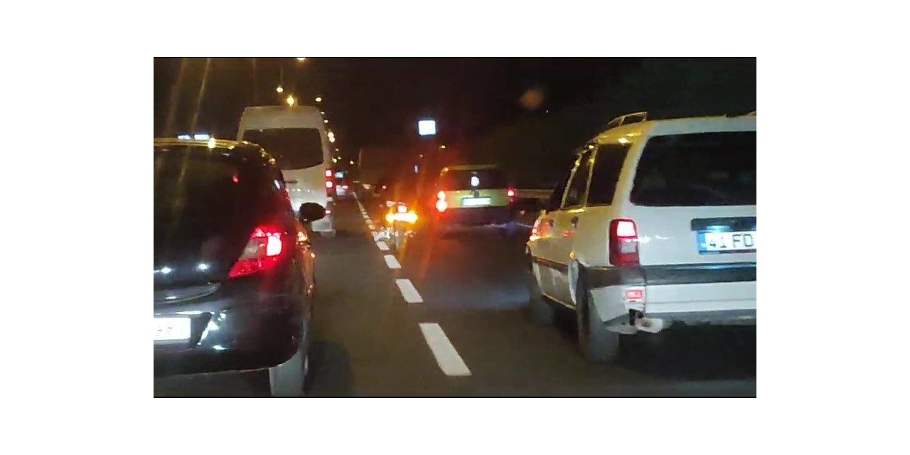 Motosiklet sürücüsü araçların arasından makas atarak ilerledi