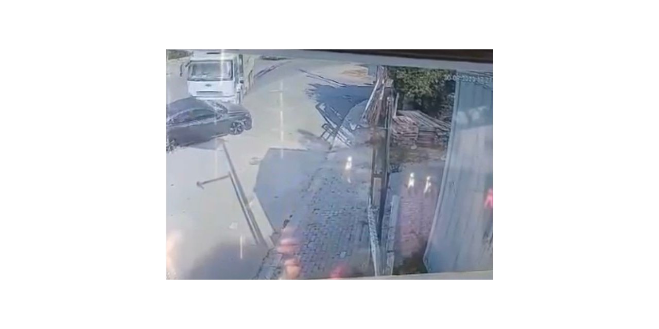 Hafriyat kamyonunun çarptığı otomobil böyle savruldu : 4 yaralı