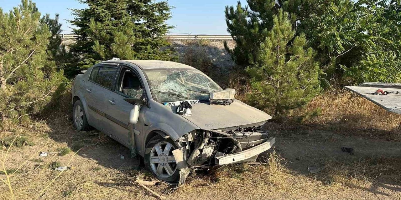 Şarampole girip ağaçlara çarpan otomobilde 4 kişi yaralandı