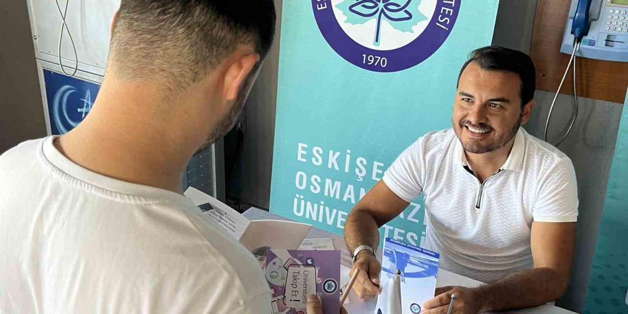 Eskişehir’e yeni ayak basan öğrencileri üniversite yetkilileri karşılıyor