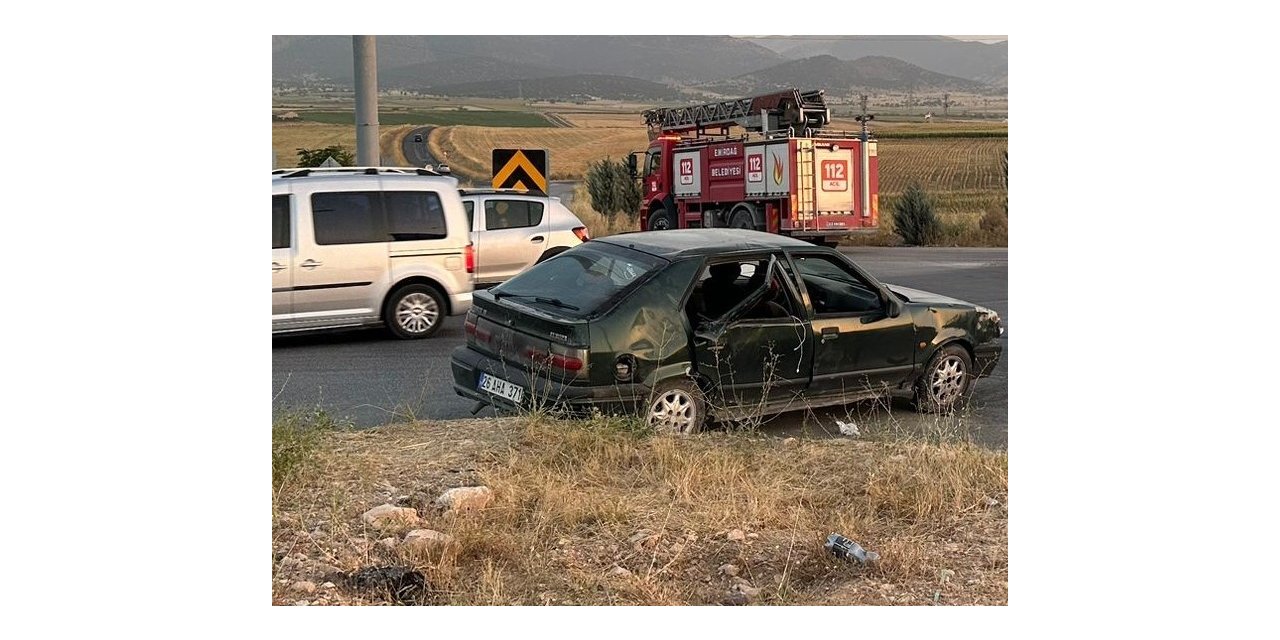 Kavşakta devrilen otomobilde 4 kişi yaralandı