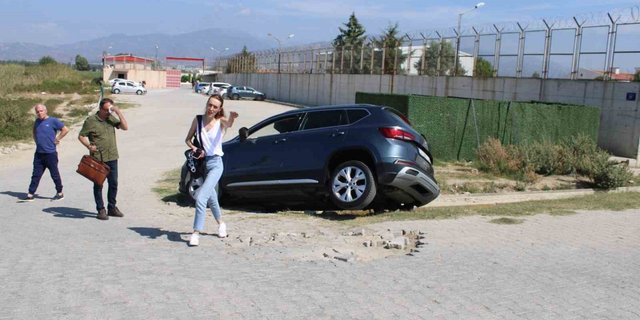 Direksiyon hakimiyetini kaybetti, aracıyla su kanalına düştü