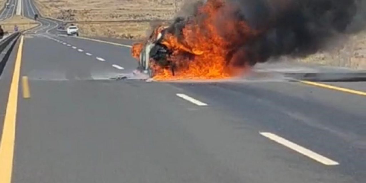 Diyarbakır-Şanlıurfa yolunda otomobil alevlere teslim oldu