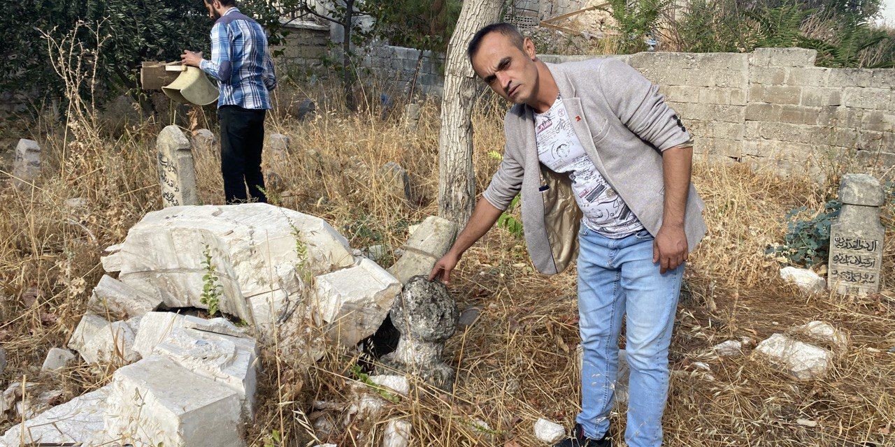 Tarihi caminin minaresi tarihi mezarların üzerine yıkıldı