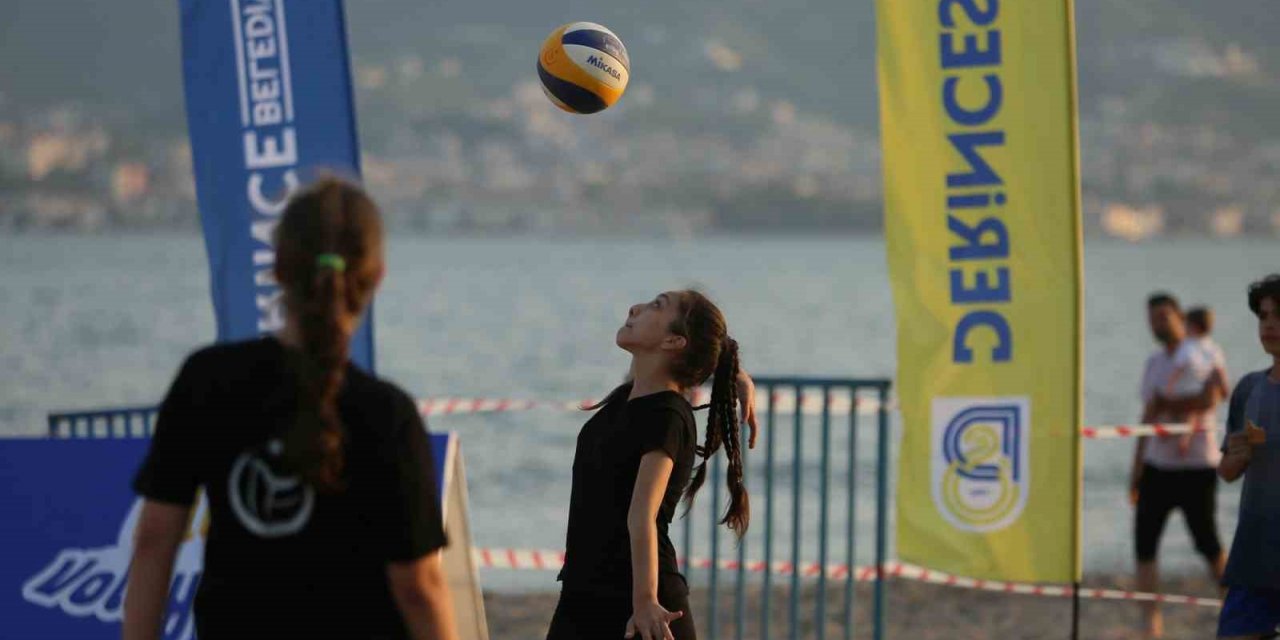 Derince’de plaj voleybolu turnuvası kıyasıya mücadele ile başladı