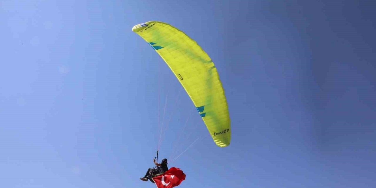 Paraşütçülerden “Saygı Uçuşu”