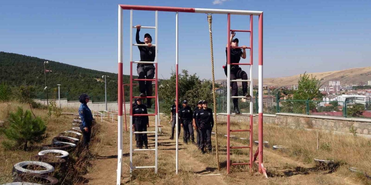Kadın polis adayları zorlu eğitim sürecinden geçiyor