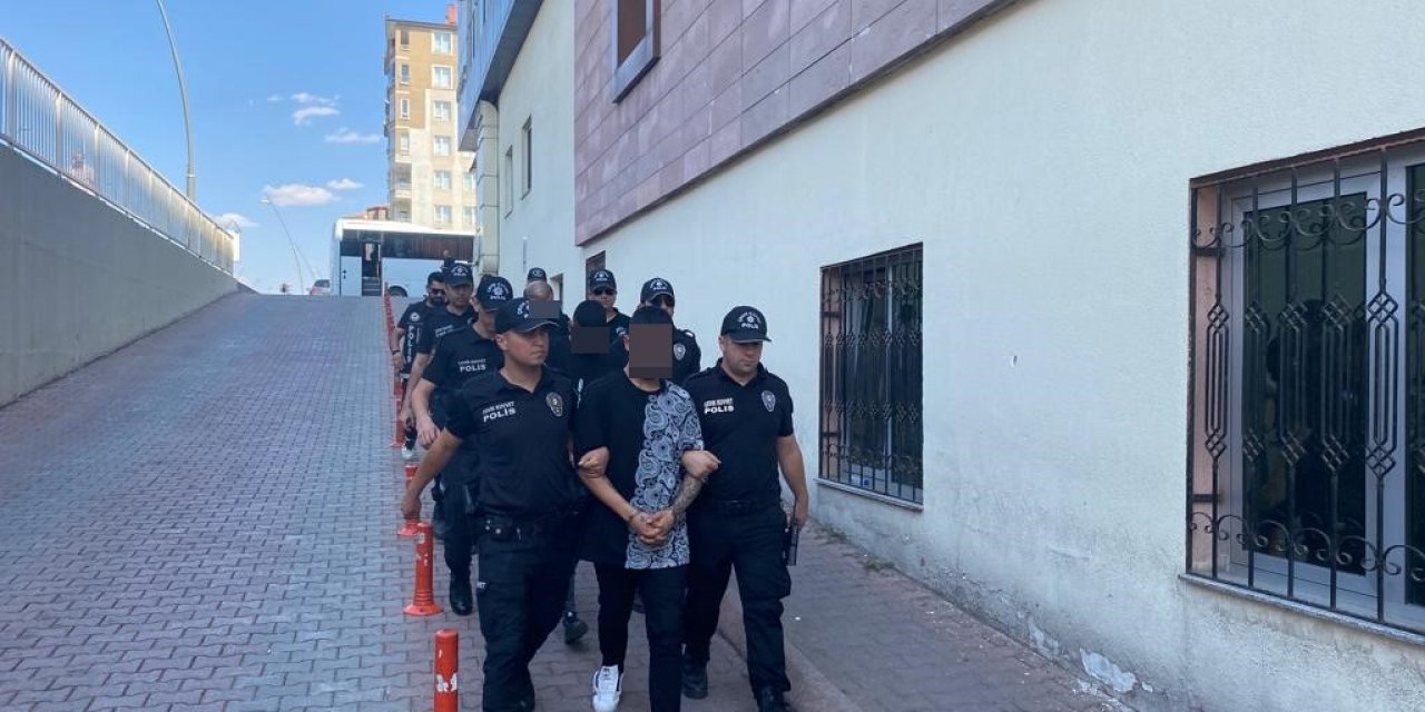 Polisten kaçarken 11 araca zarar veren şüpheliler adliyede