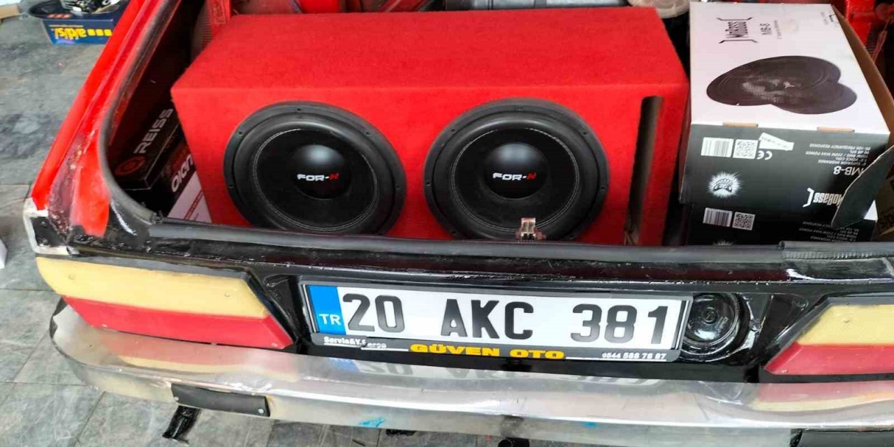 3 aracın kilidini patlatıp çalacak malzeme aradılar