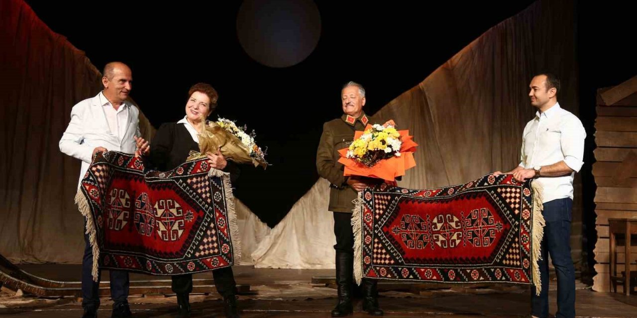 ‘Türk’ün Ateşle İmtihanı’ tiyatro oyunu beğeni topladı