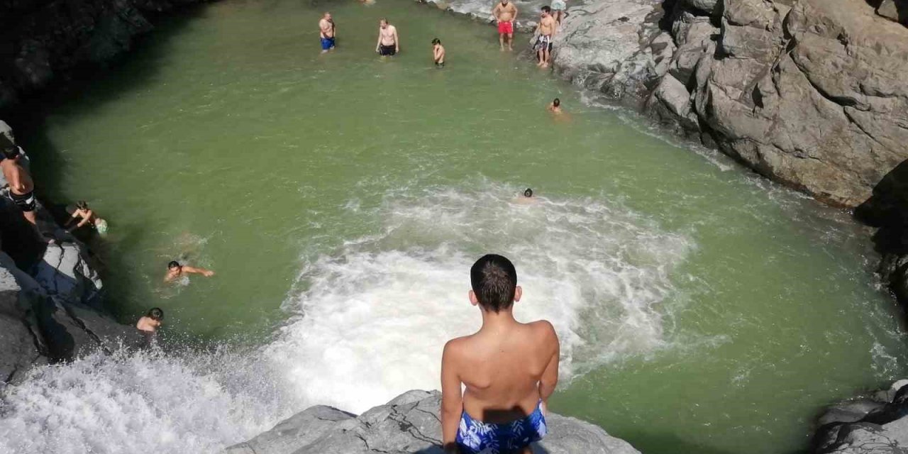 Rize’nin Güneysu ilçesinde sıcaktan bunalanlar soluğu Katarahte Şelalesi’nde alıyor