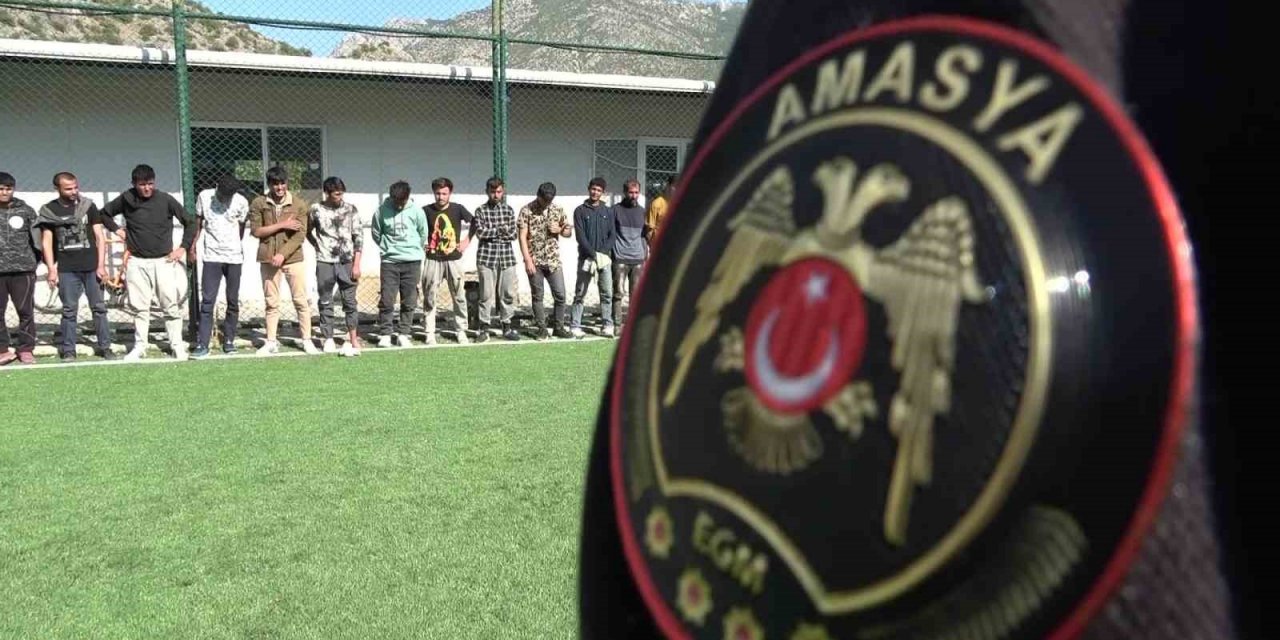 Amasya’da polisin durdurduğu tırdan kaçan düzensiz göçmenler dron desteğiyle yakalandı