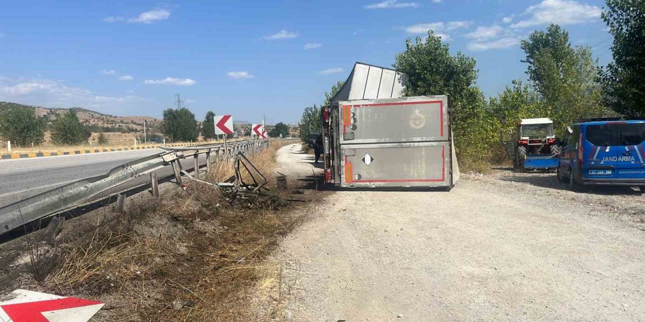 D100’de devrilen tırın sürücüsü yaralandı