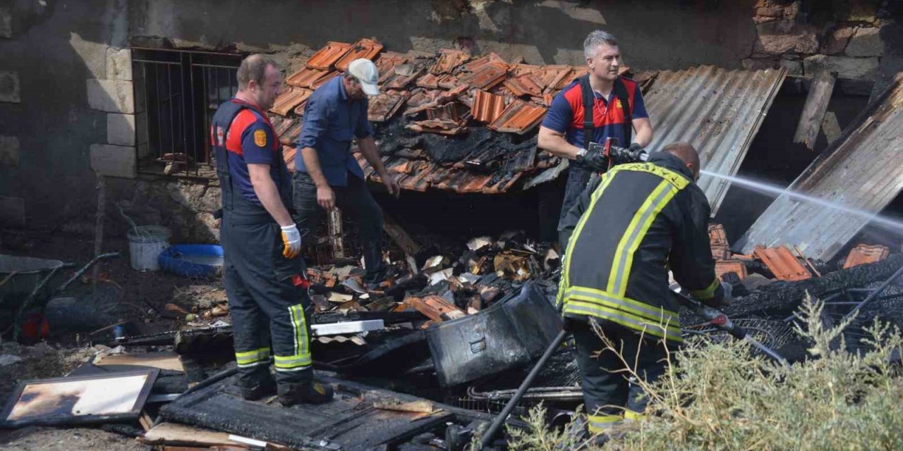 Tavşanlı’daki baraka yangınında tavuklar telef oldu