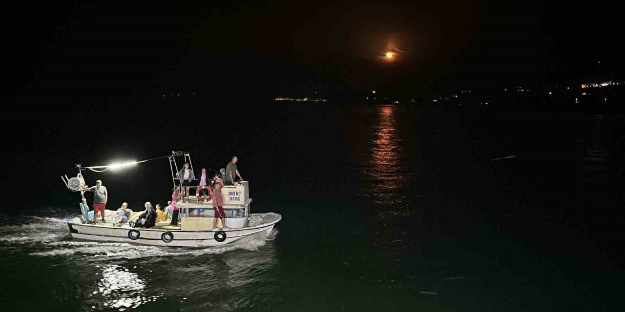 Balıkçılar dolunay eşliğinde “vira bismillah” dedi