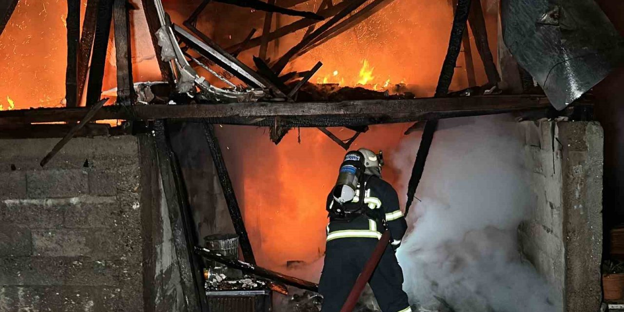 2 ev, 2 katlı samanlık, traktör ve motosiklet yangında küle döndü