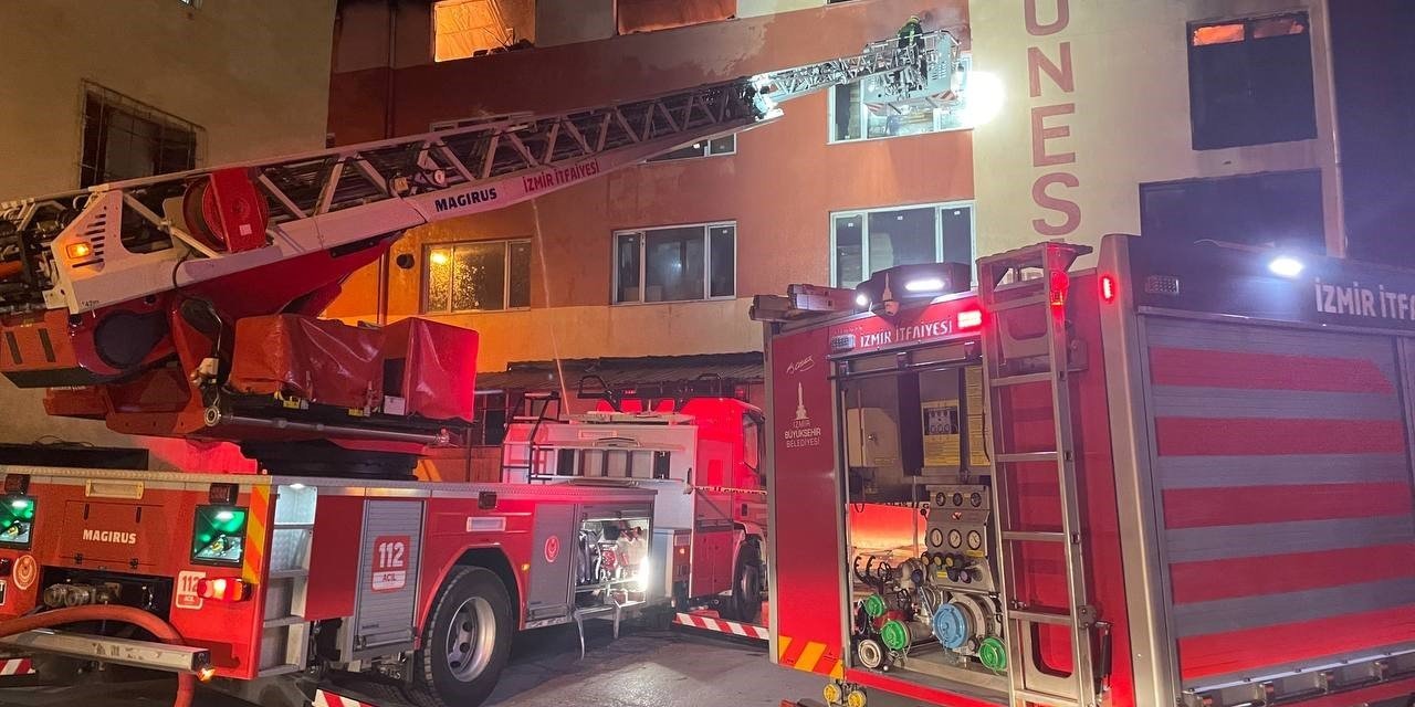 İzmir’de 4 katlı binada yangın paniği