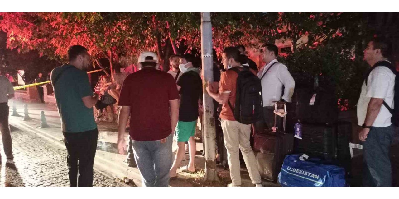 Fatih’te 5 katlı otelde yangın paniği: 40 kişi tahliye edildi